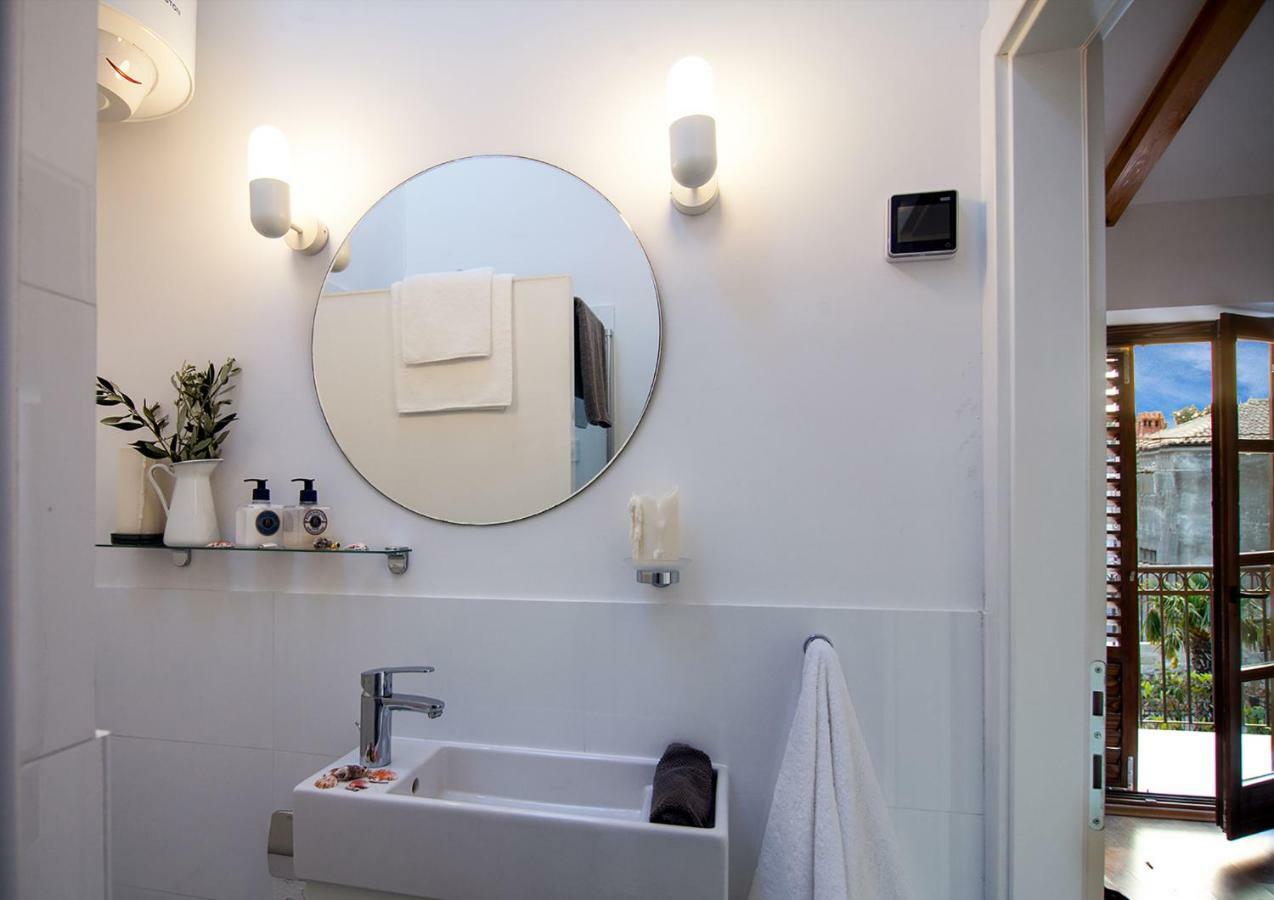 Holiday Home Kuca Na Moru Kornic Ngoại thất bức ảnh